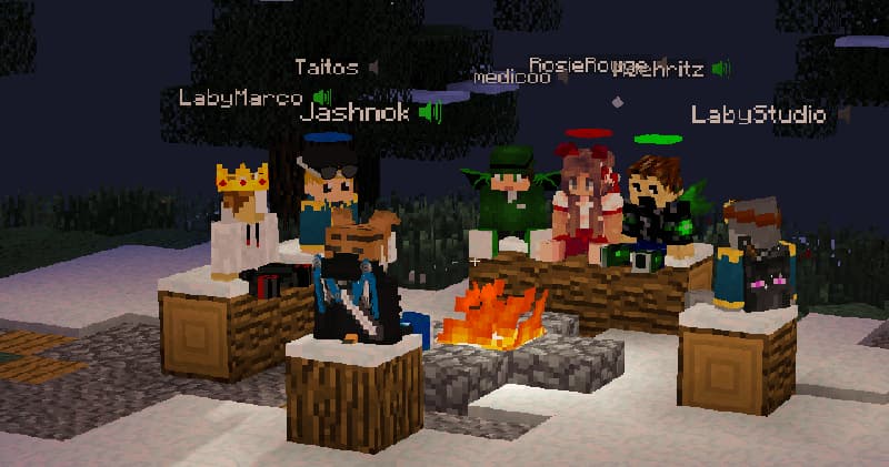 Freunde sitzen am Lagerfeuer und nutzen Voice Chat