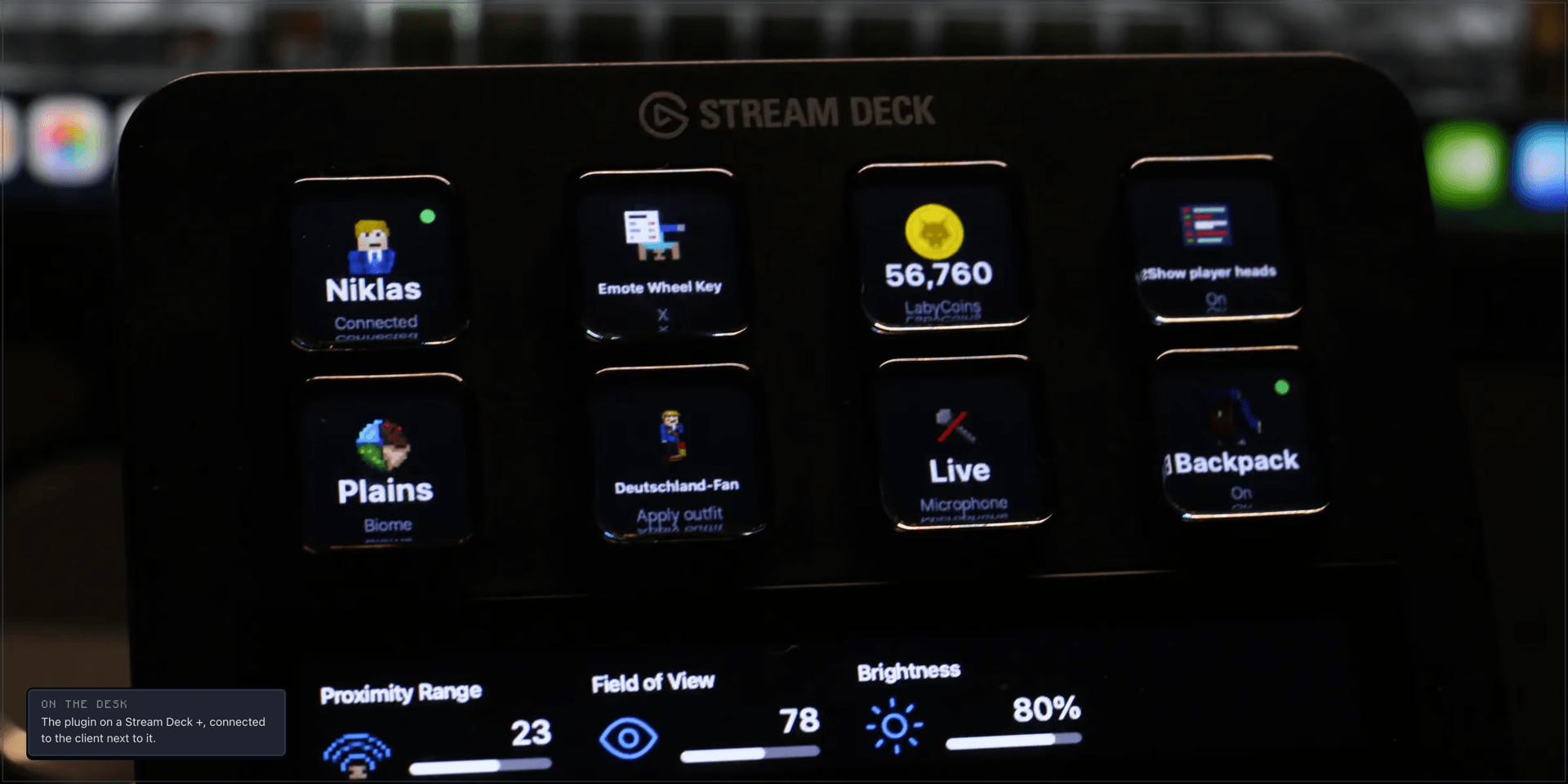 El plugin en un Stream Deck +, conectado al cliente que tiene al lado